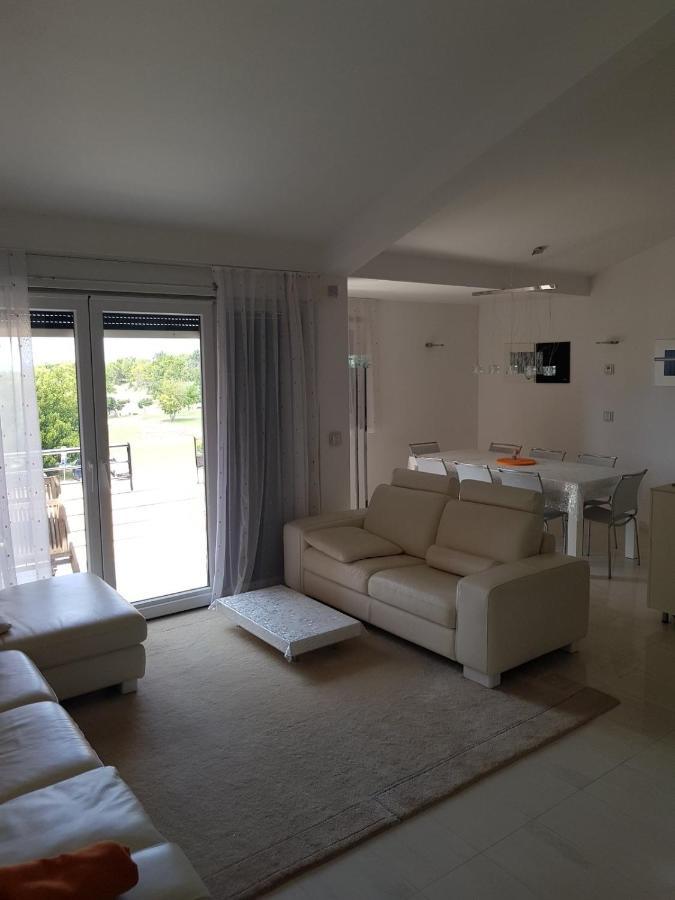 Apartments Fontana Zambratija Екстер'єр фото